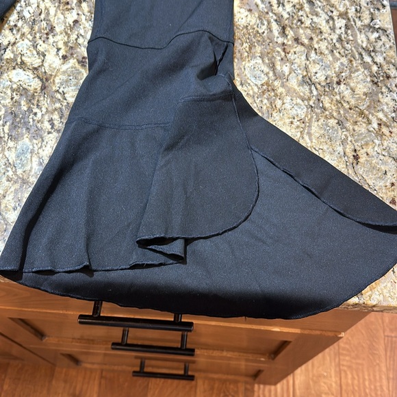 Size L ruffle hem ankle stretch pants - Picture 3 of 5